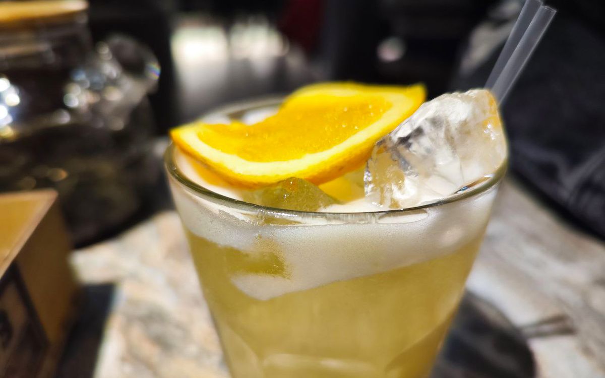 Яркие и вкусные коктейли на Новый год: 5 бюджетных рецептов для домашней вечеринки