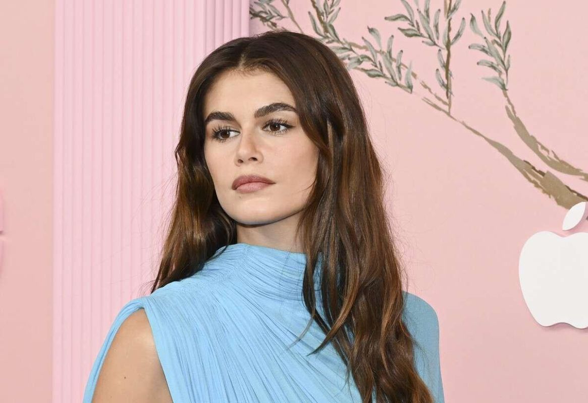 Элегантный стиль Каи Гербер: черное мини и роскошная шуба