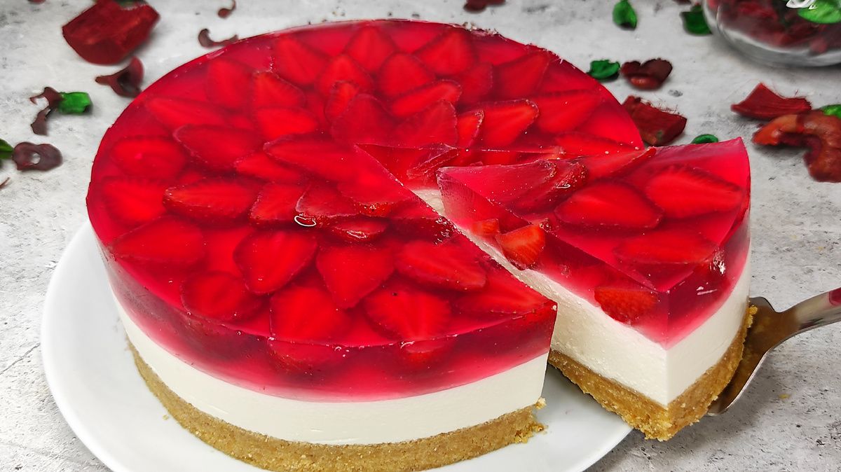Летний десерт: освежающий чизкейк с клубникой без выпечки