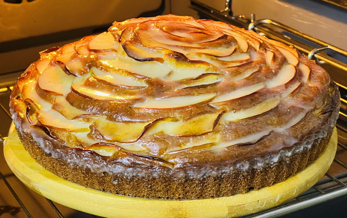 Легкий яблочный пирог на кефире, который покорит всех