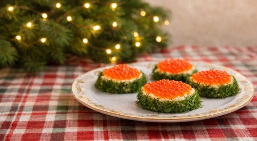 Незамысловатая подача икры на хлебе превращает бутерброды в праздничный штрих