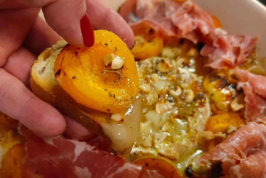 Абрикосы запеченные с сыром бри, дорблю, орехами и хамоном