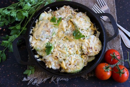 Кабачки с нежной сметаной под аппетитным сыром