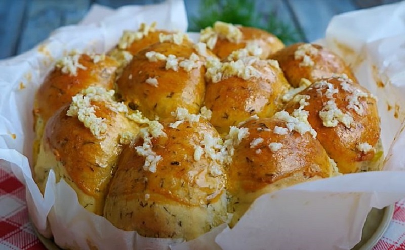 Пампушки с чесноком и зеленью: уют на вашем столе