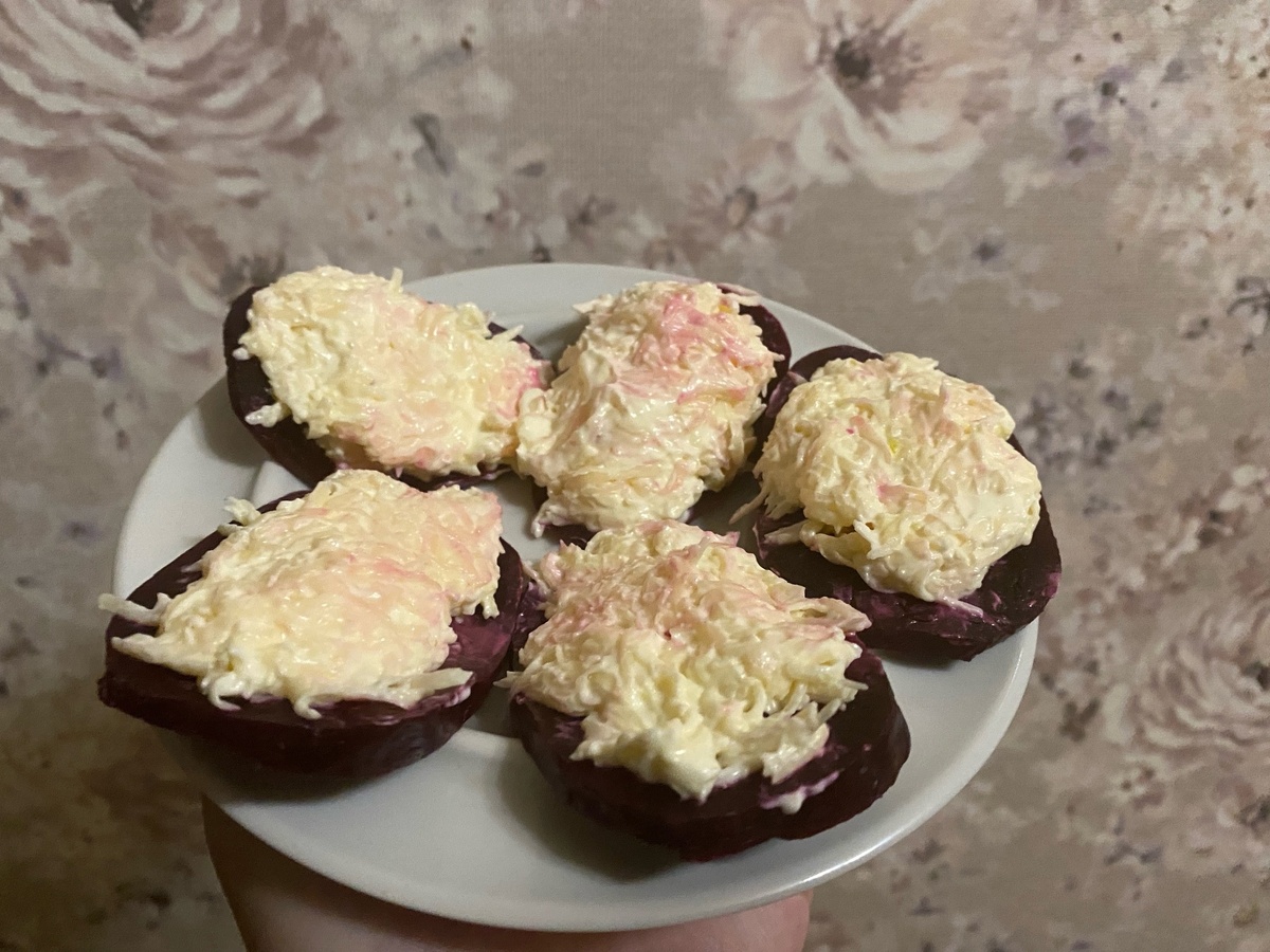 Восхитительная закуска из свеклы: бутерброды с сыром и чесноком