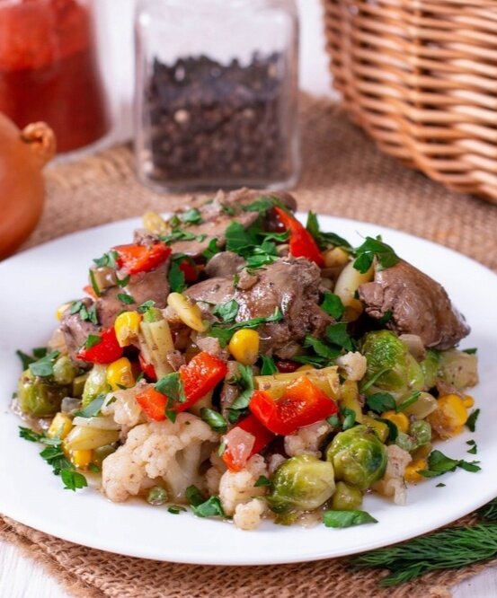 Удивительное сочетание куриной печени и свежих овощей