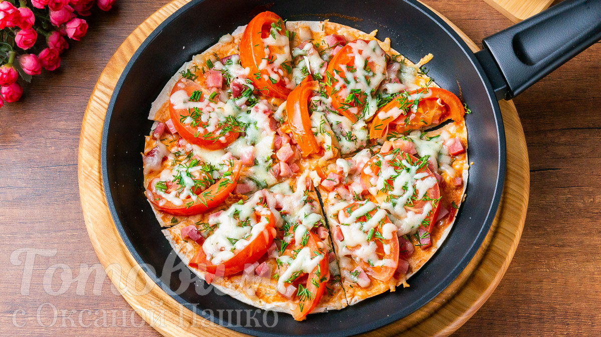 Легкость быстрой пиццы на сковороде: идеальный завтрак без замеса теста