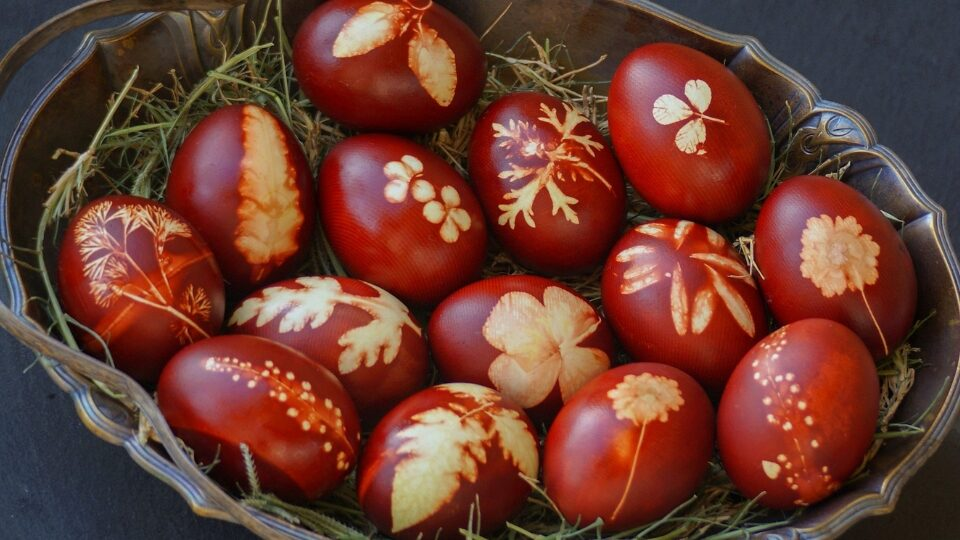 Пасхальные яйца в луковой шелухе: искусство натурального декора