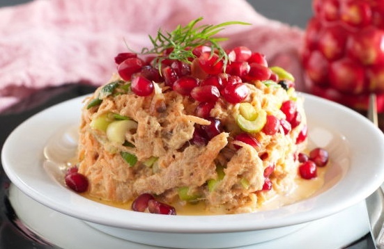 Салат с тунцом и гранатом: свежесть и яркие вкусы на вашем столе