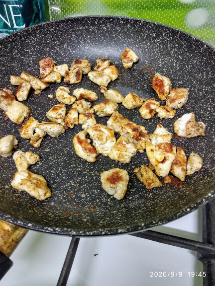 Омлет с куриной грудкой: Нежный завтрак для гурманов