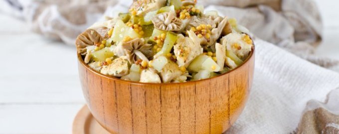 Необычный картофельный салат с опятами и курицей для вашего стола