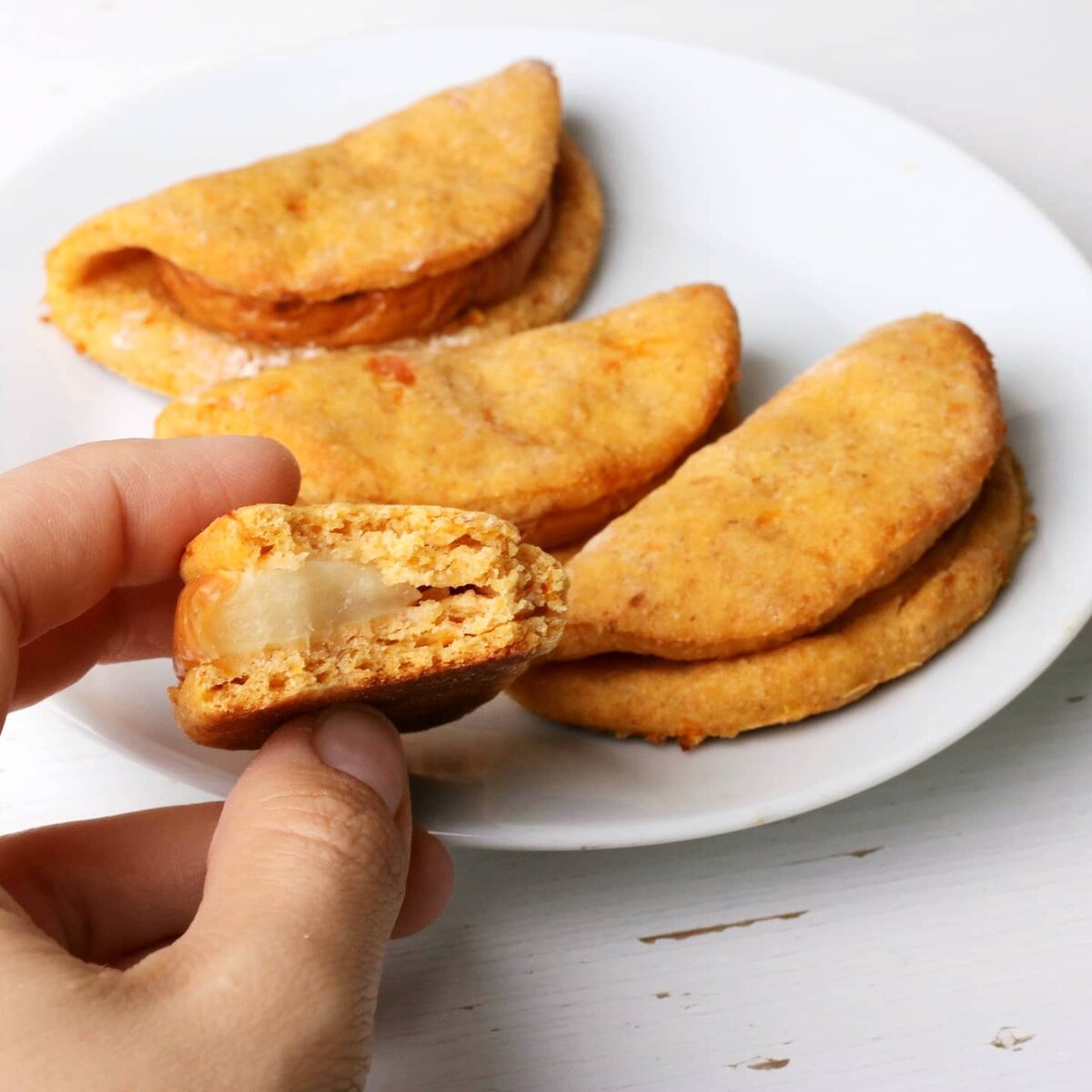 Рецепт мягкого творожного печенья с курагой и яблоками: сладкое искушение без сахара