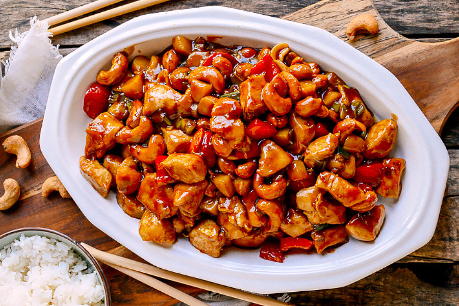 Цыпленок в соусе с орешками кешью