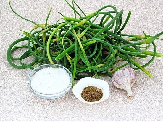 Нежная паста из чесночных стрелок: аромат специальной приправы к мясу