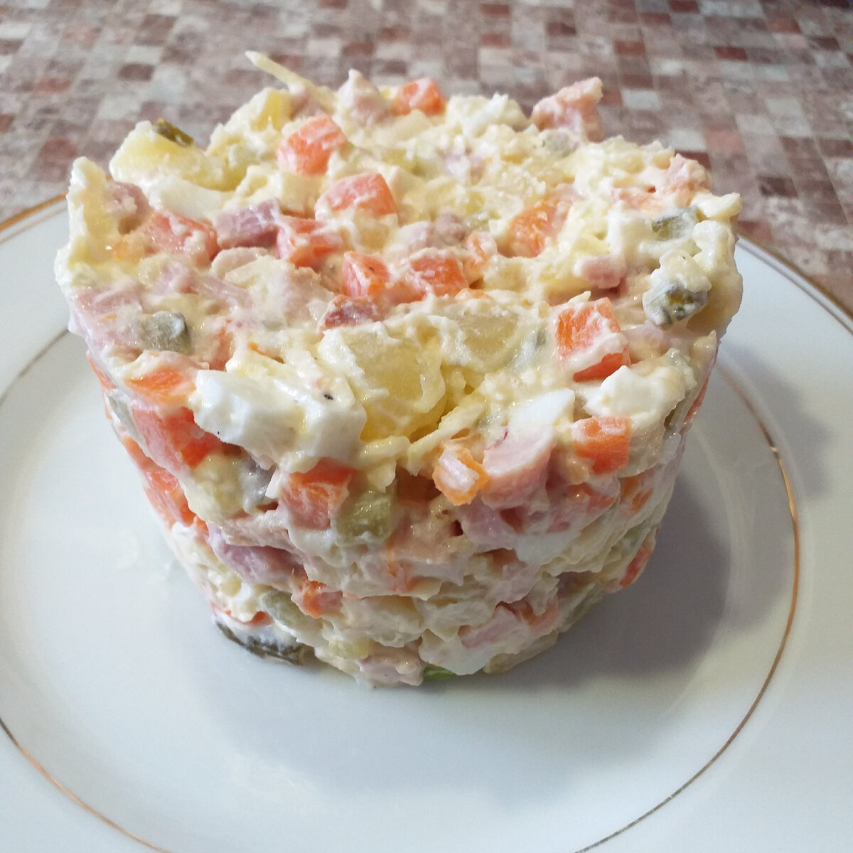 Новый взгляд на классический салат: замените Оливье оригинальным рецептом