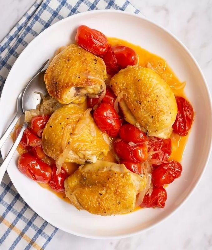 Куриные бедра в ароматном соусе с помидорами и луком