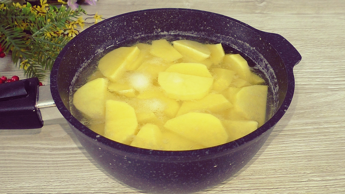 Простое и вкусное картофельное блюдо с начинкой: идеи для ужина