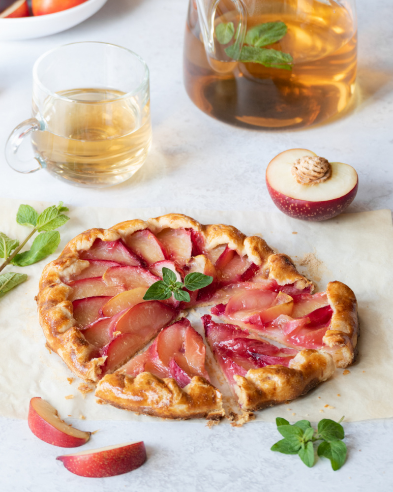 Летняя галета с нектаринами: свежий десерт для любого стола