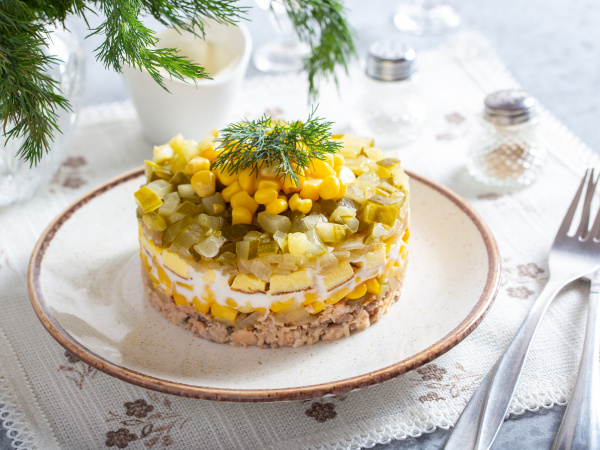 Праздничные салаты с кукурузой: от простоты к изысканности