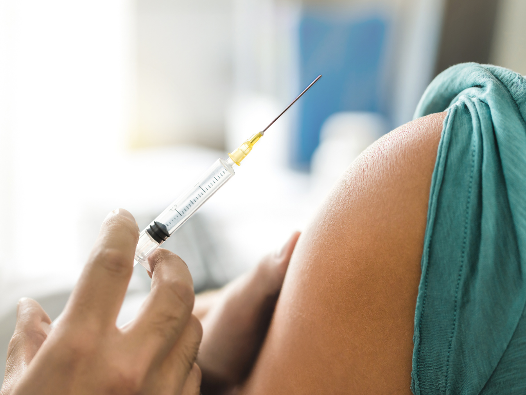 Вакцины формируют более стойкий иммунитет, чем перенесенный COVID-19