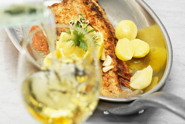 Сочная жареная рыба с ароматным картофелем