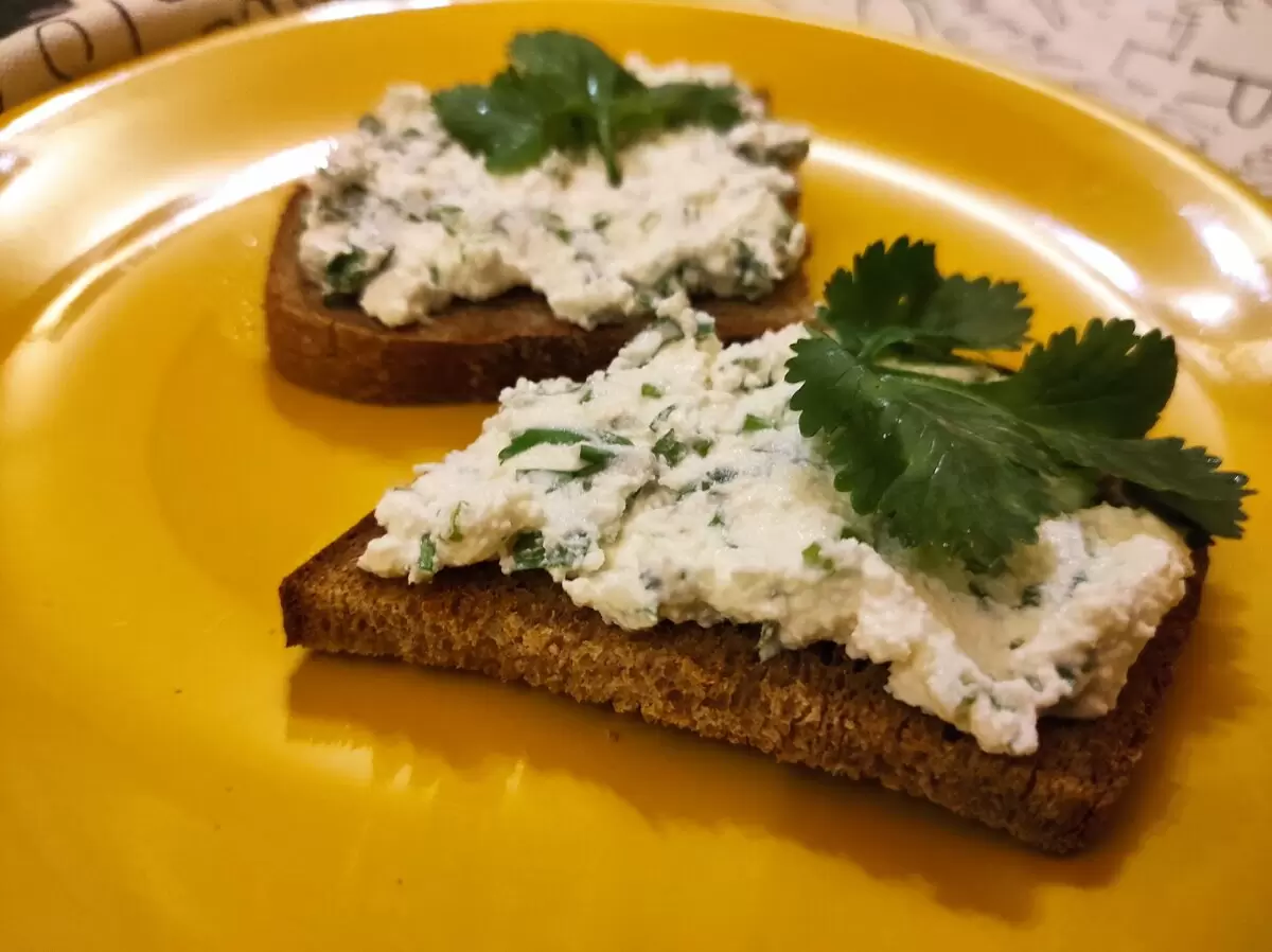 Идеальная сырная намазка с чесноком и зеленью: ваше новое любимое блюдо