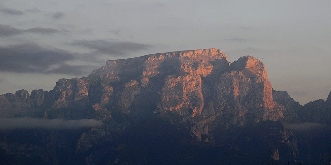 Уникальная гора Столовая: легенды и красоты Северной Осетии