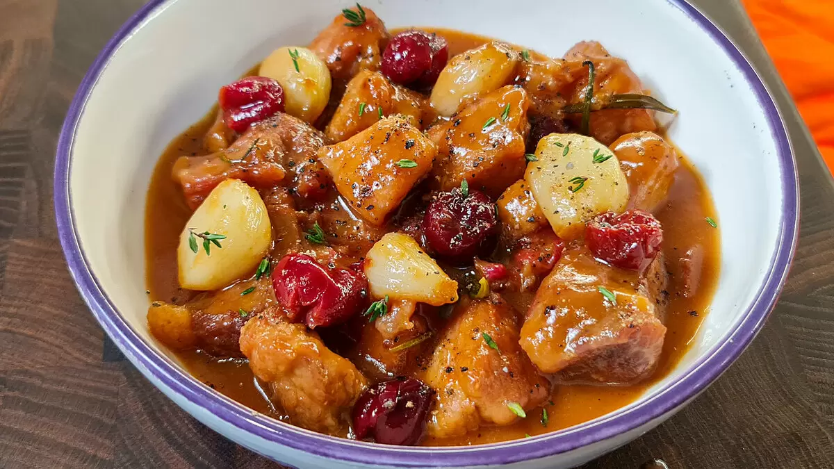 Праздничное жаркое: свинина с вишней и апельсиновым соком