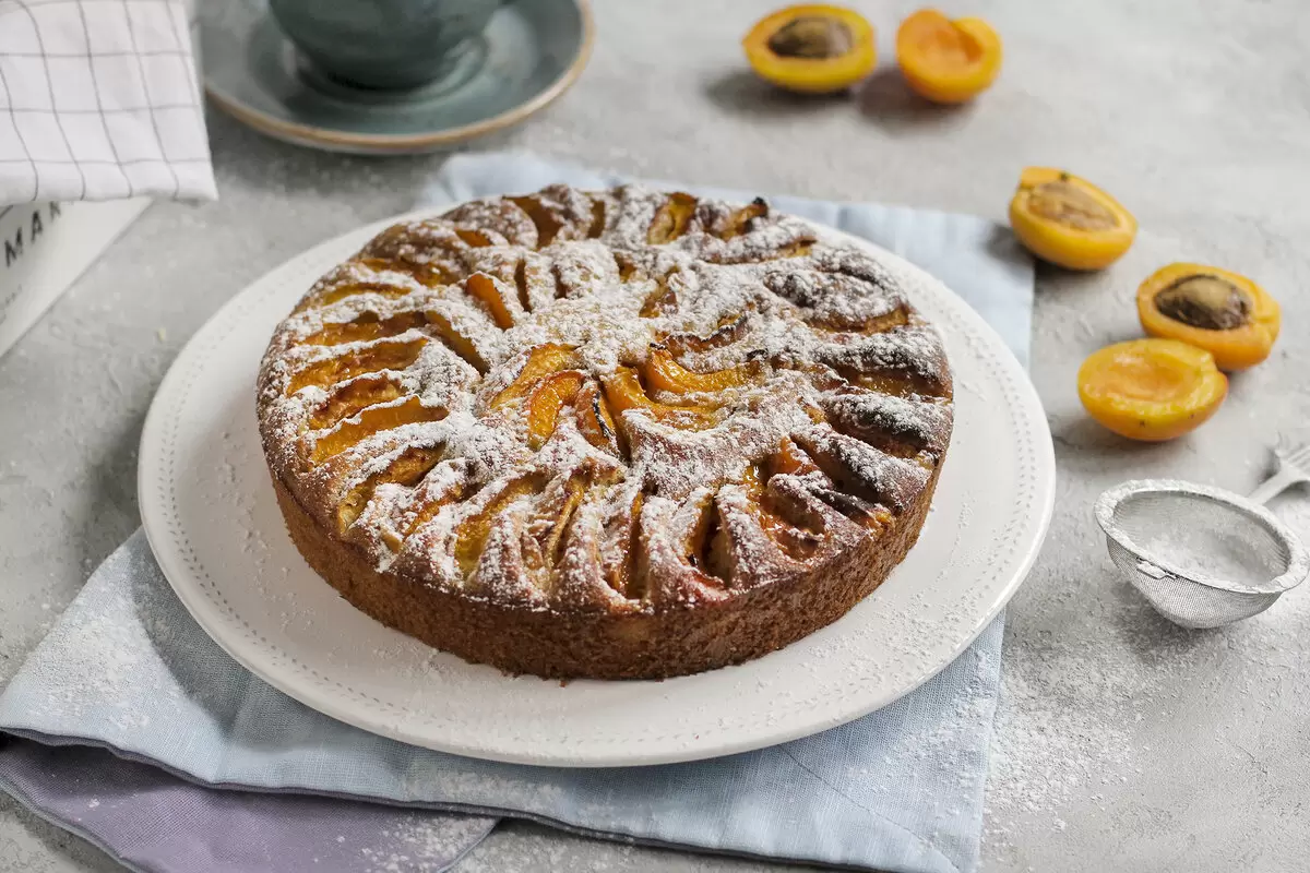 Пирог с абрикосами: простой и ароматный десерт для летнего стола