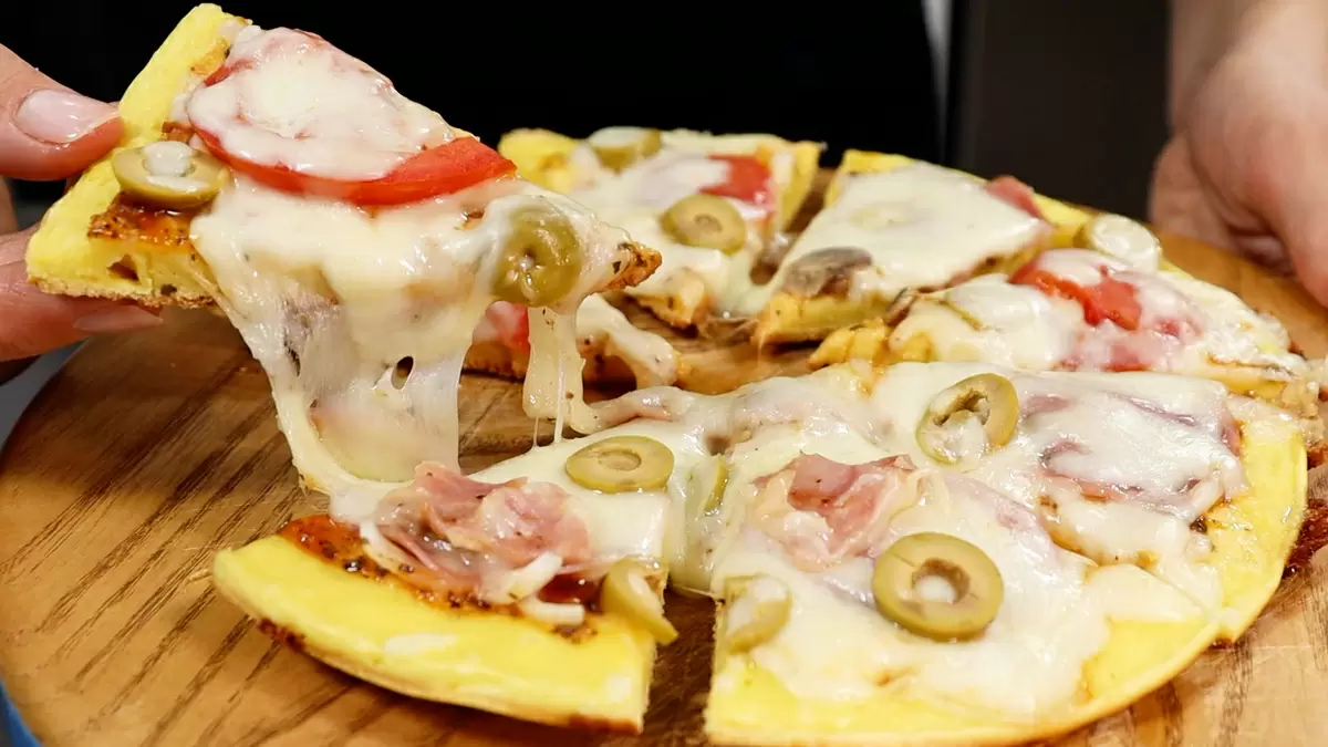 Как приготовить домашнюю пиццу на сковороде всего за 10 минут