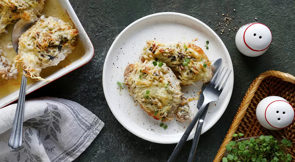 Мясо по-французски: Как удивить гостей простым рецептом с грибами