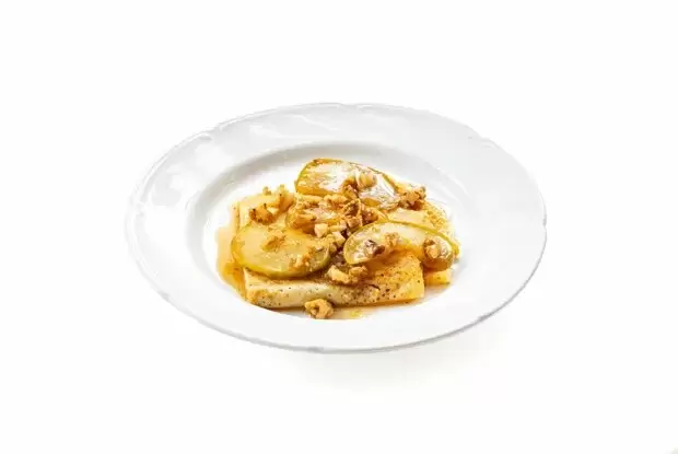 Нежные блинчики с карамелизованными яблоками и орехами: быстро и вкусно