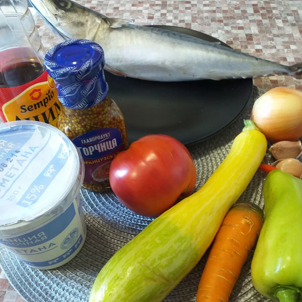 Нежная скумбрия на овощной подушке: легкий рецепт для ужина