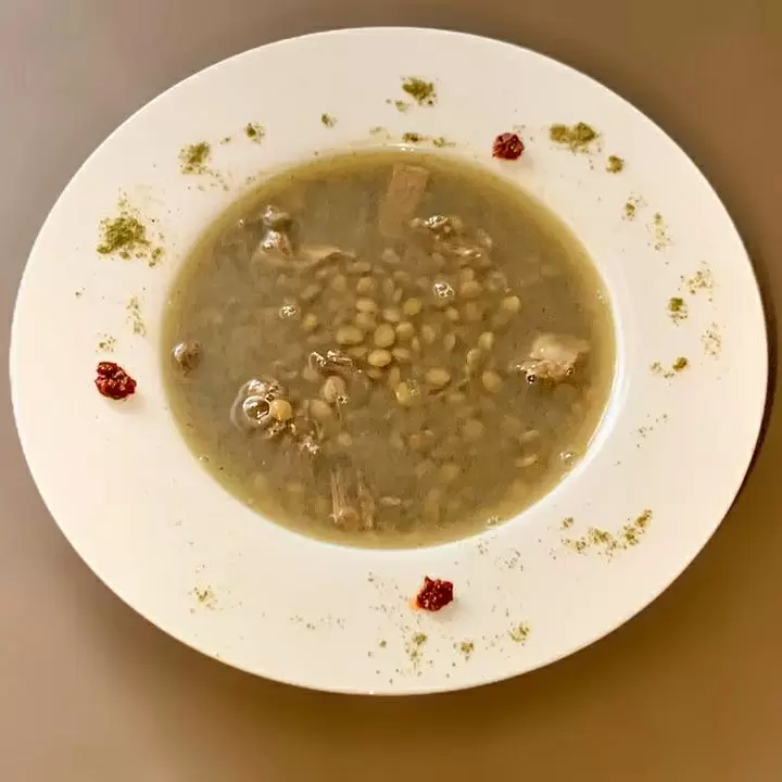 Согревающий суп из зелёной чечевицы на говяжьем бульоне с хмели-сунели