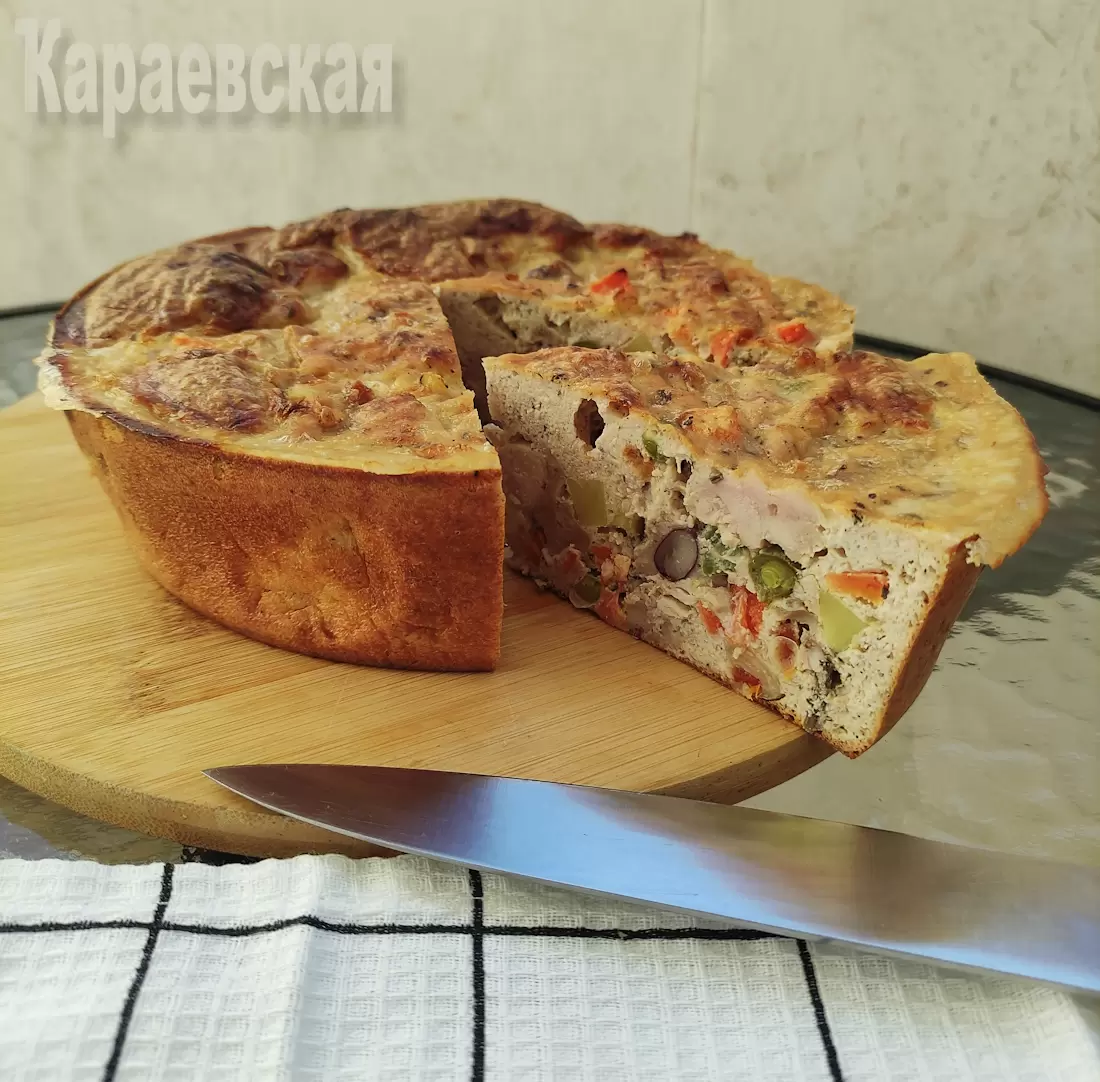Непревзойденный заливной пирог с куриным мясом и овощами