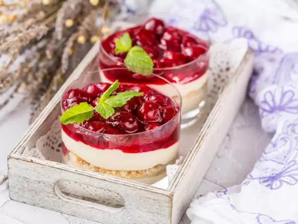 Легкий творожный десерт с джемом: идеальный подарок к 8 Марта