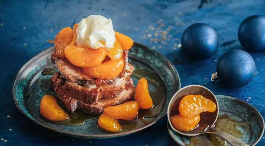 Необычный десерт: мандарины в карамели на бисквите