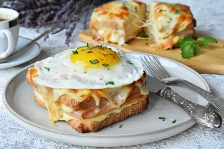 Крок-мадам: Нежный французский завтрак для романтиков