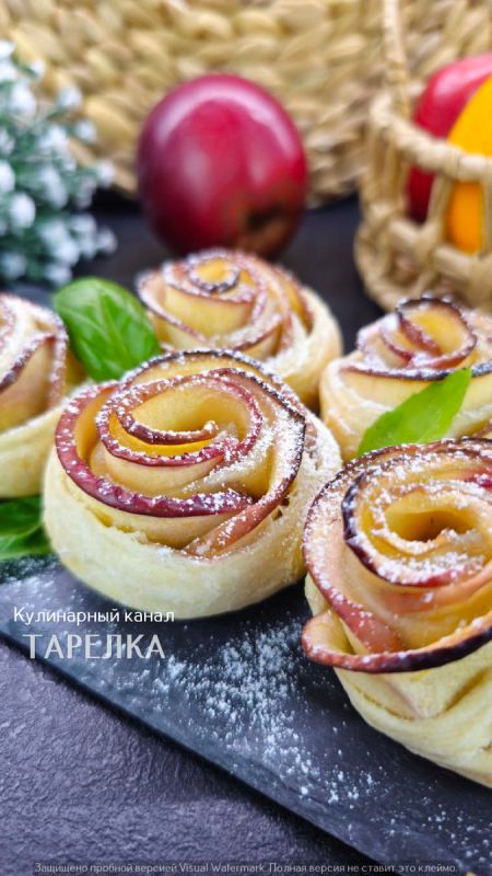Слойки с яблоками «Розочки»