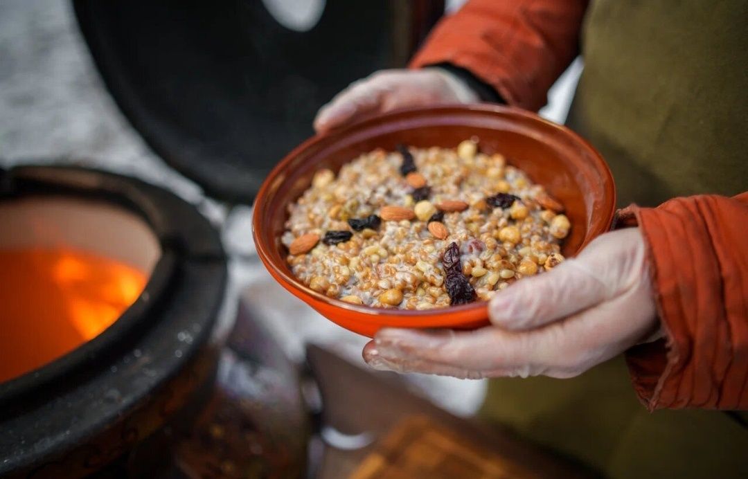 Традиции Васильева Вечера: вкусная кутья и праздничный поросёнок