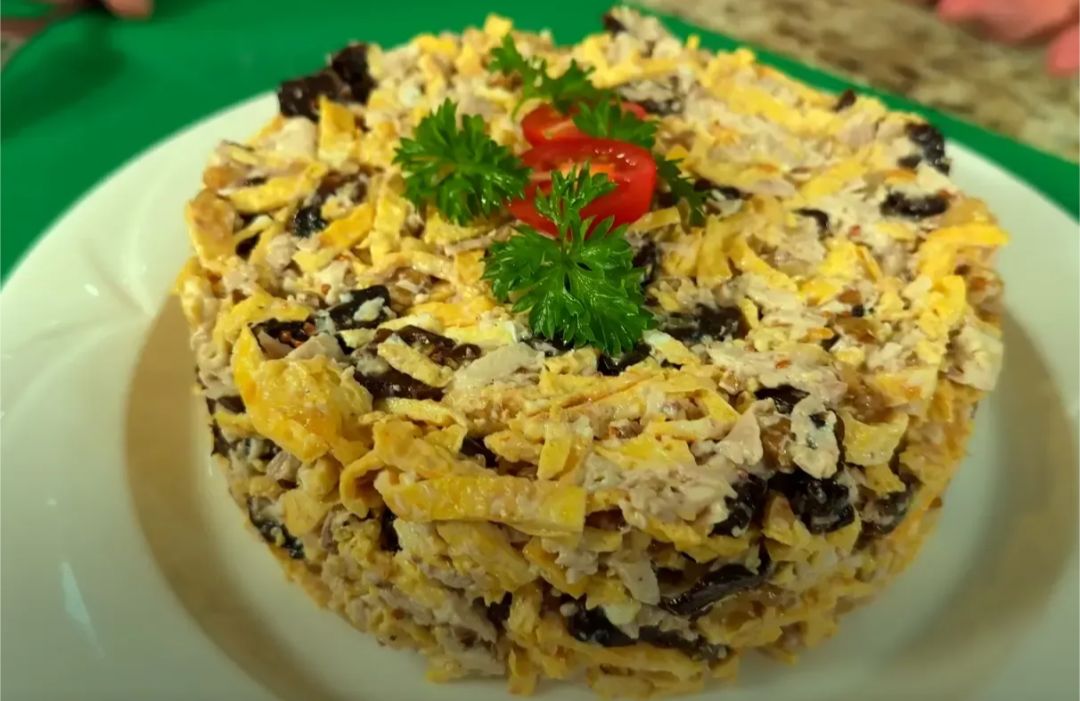 Необычный салат, который покорит ваши сердца: уникальный рецепт с изюминкой