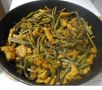 Необычное сочетание: папоротники и мясо в вкусном блюде