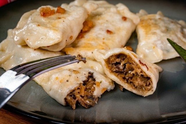Вареники с тушеной капустой: простое решение для ужина
